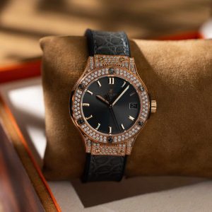 Đồng Hồ Nữ Hublot Classic Fusion King Gold Pavé Đính Đá CZ Mặt Xám Dây Da Replica 33mm