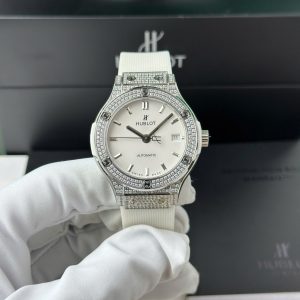 Đồng Hồ Hublot Classic Fusion Titanium Diamond Pavé Mặt Trắng Đá CZ Dây Cao Su Replica 38mm