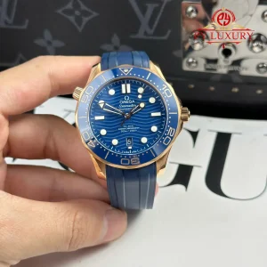Đồng Hồ Omega Seamaster Diver 300M Vàng Hồng Mặt Xanh Dương Dây Cao Su Replica 1:1 VSF 42mm