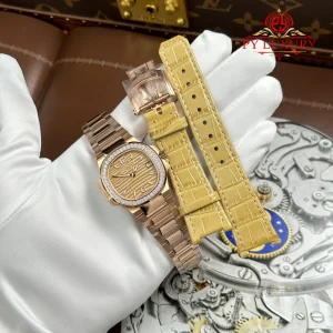 Đồng Hồ Nữ Patek Philippe Nautilus 7010/1R-012 Vàng Hồng Mặt Số Vàng Viền Đá Replica 1:1 Máy Pin 32mm