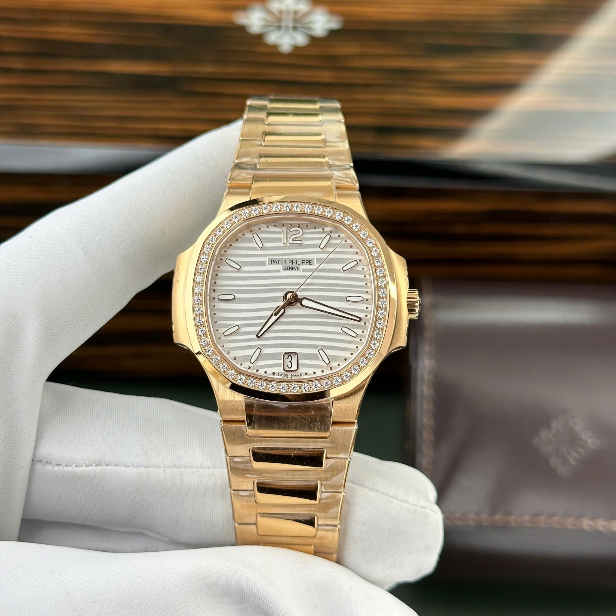 Patek Philippe Nautilus 7118/1200R-001 Rose Gold White Dial Diamond Bezel Best Replica 3KF 35.2mm