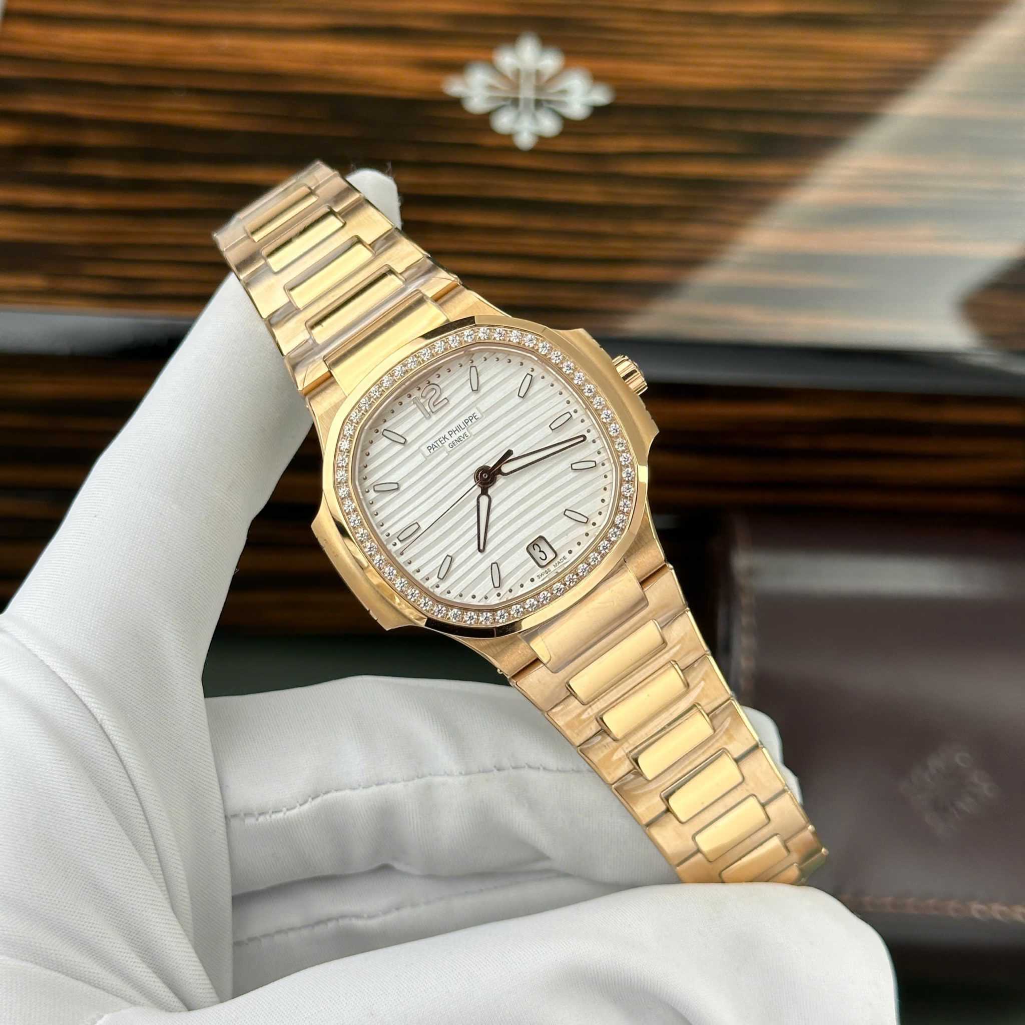 Patek Philippe Nautilus 7118/1200R-001 Rose Gold White Dial Diamond Bezel Best Replica 3KF 35.2mm - Image 2