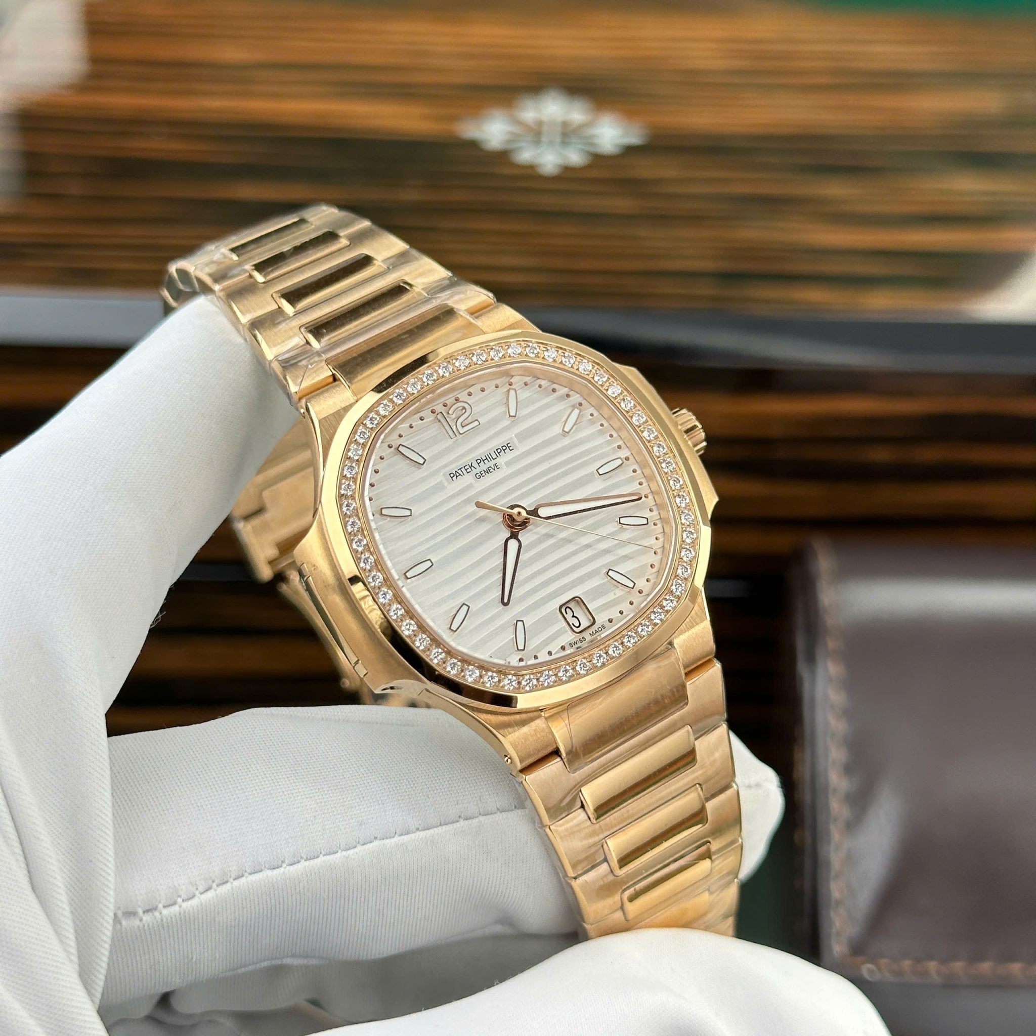 Patek Philippe Nautilus 7118/1200R-001 Rose Gold White Dial Diamond Bezel Best Replica 3KF 35.2mm - Image 4