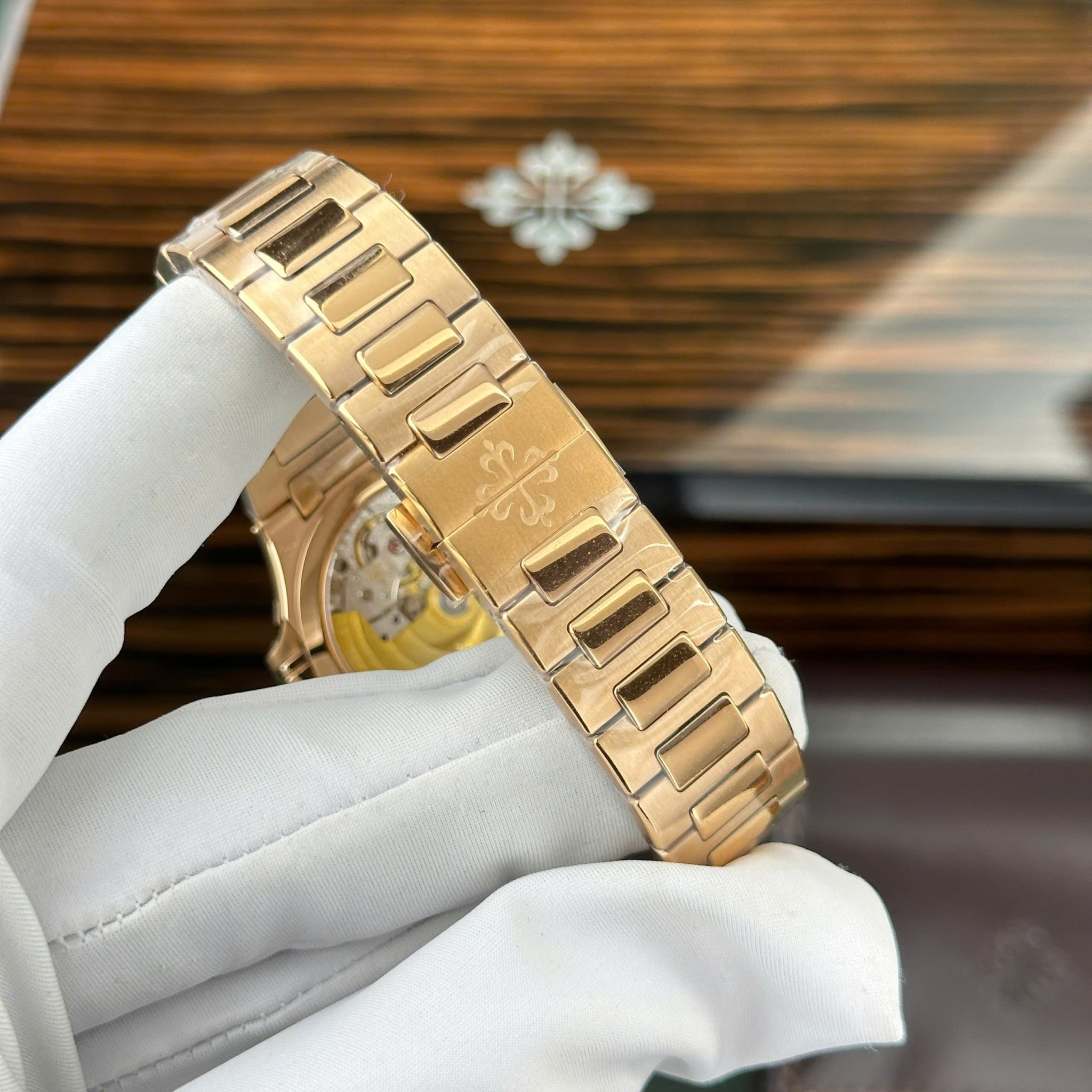 Patek Philippe Nautilus 7118/1200R-001 Rose Gold White Dial Diamond Bezel Best Replica 3KF 35.2mm - Image 9