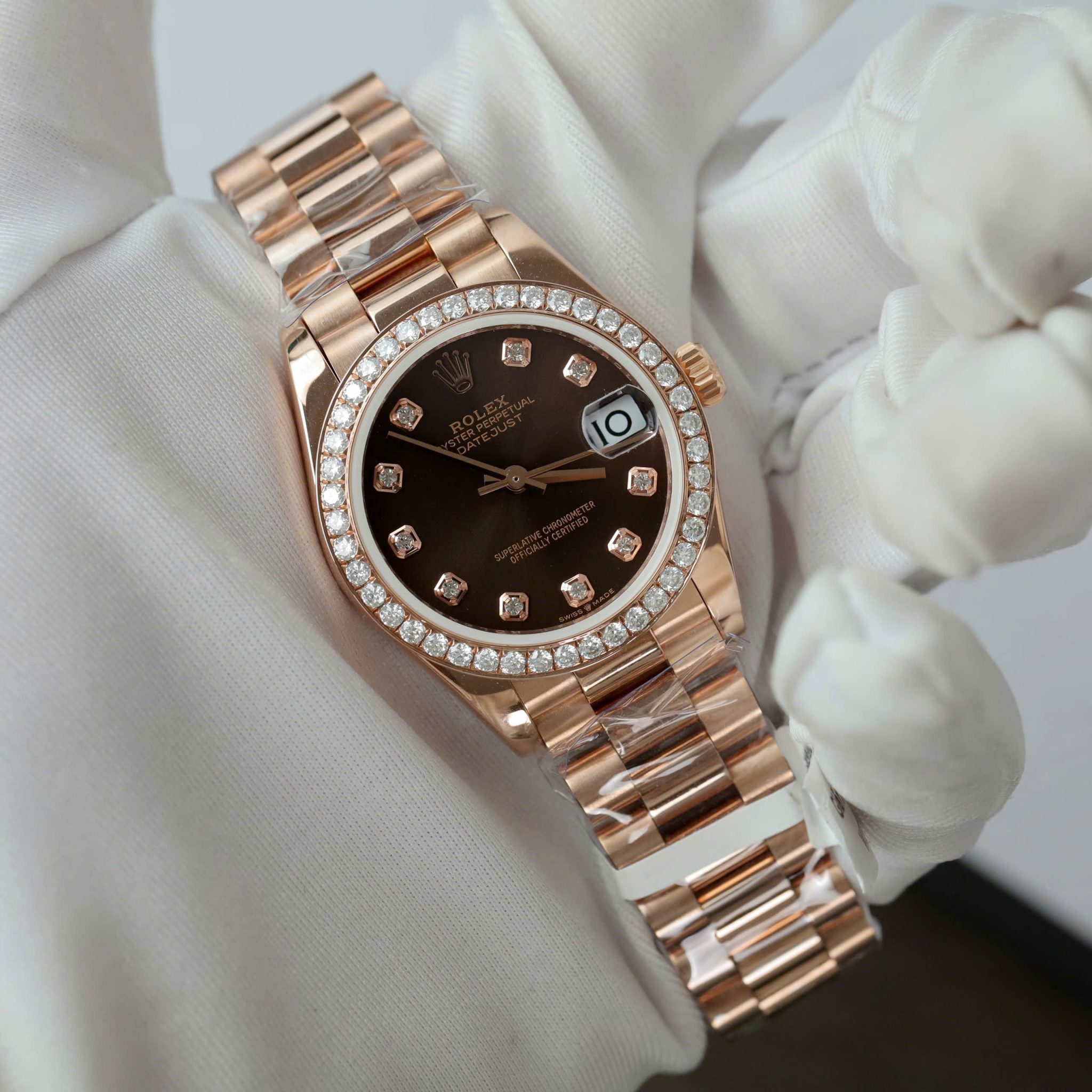 Đồng Hồ Rolex Datejust 278285RBR Mặt Chocolate Bọc Vàng 18K Viền Đá Moissanite 31mm - Image 4