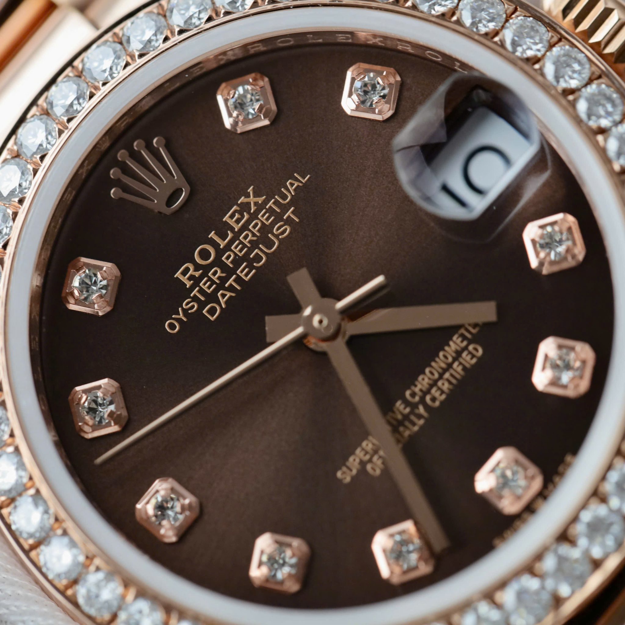 Đồng Hồ Rolex Datejust 278285RBR Mặt Chocolate Bọc Vàng 18K Viền Đá Moissanite 31mm - Image 6