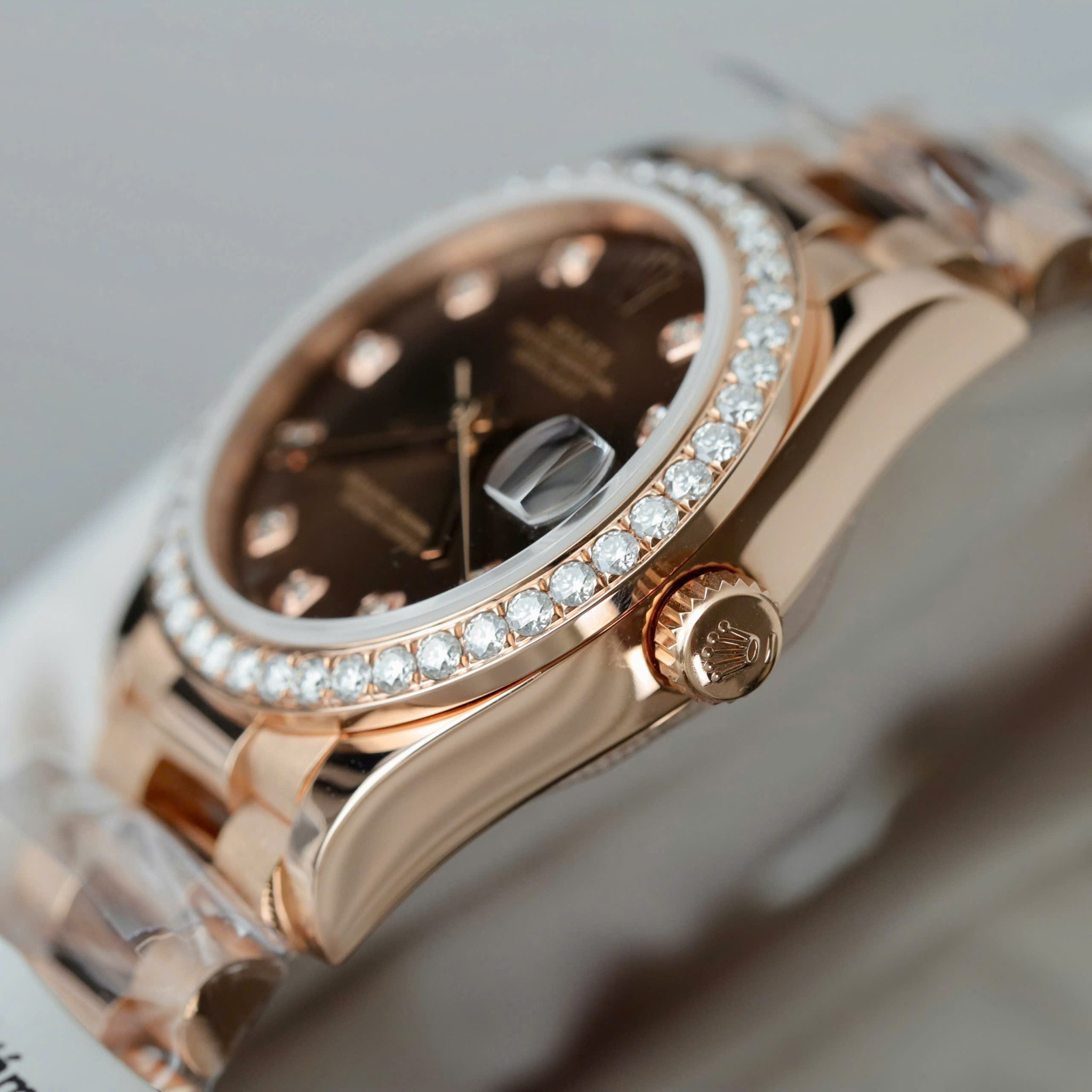 Đồng Hồ Rolex Datejust 278285RBR Mặt Chocolate Bọc Vàng 18K Viền Đá Moissanite 31mm - Image 8