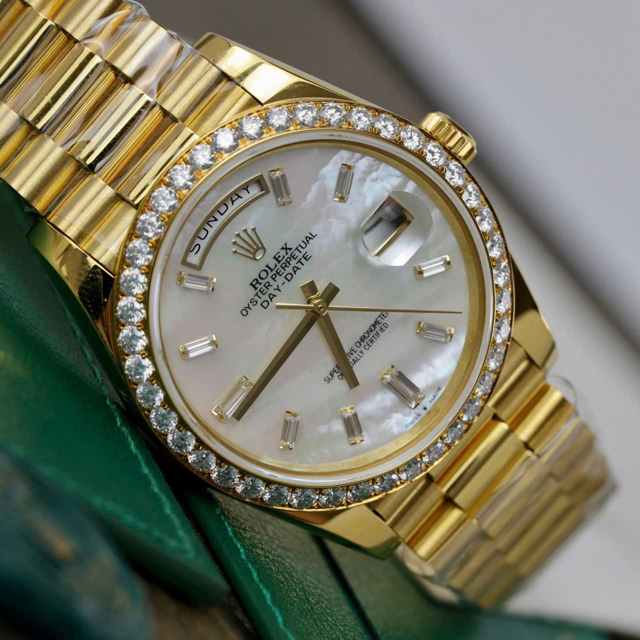 Đồng Hồ Rolex Day-Date 228348RBR-0046 Mặt Xà Cừ Trắng Cọc Số Moissanite Baguette Viền Moissanite Rep 1:1 V3 GMF 40mm - Image 4
