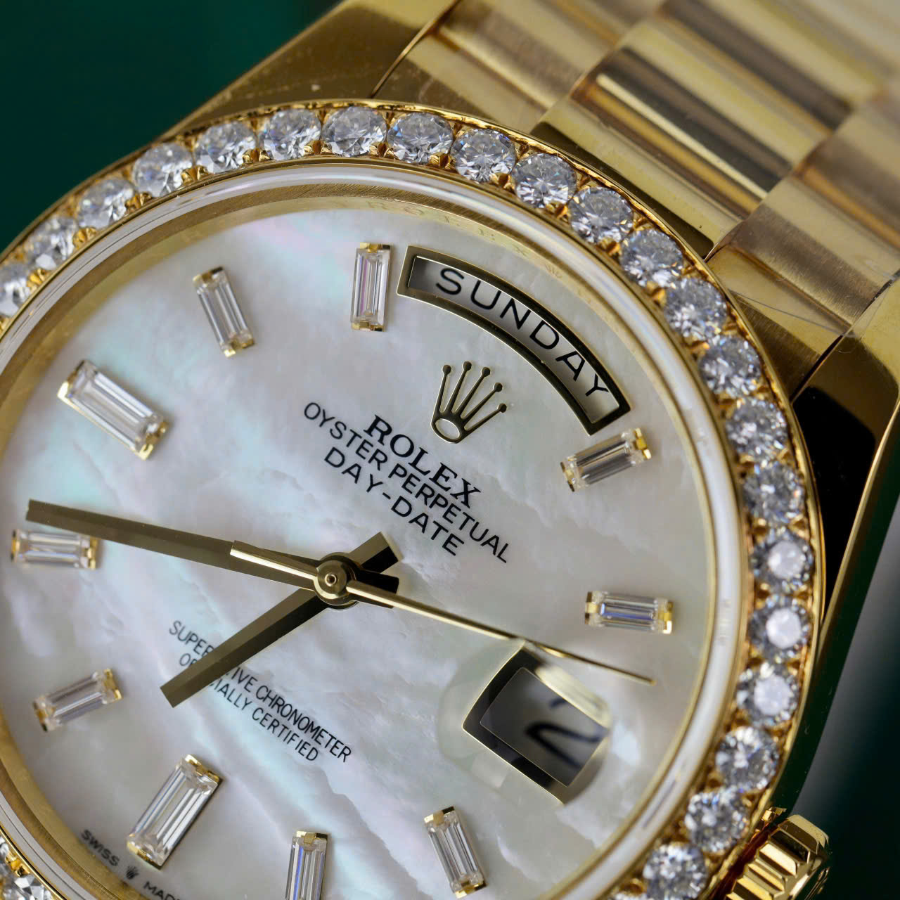 Đồng Hồ Rolex Day-Date 228348RBR-0046 Mặt Xà Cừ Trắng Cọc Số Moissanite Baguette Viền Moissanite Rep 1:1 V3 GMF 40mm - Image 5