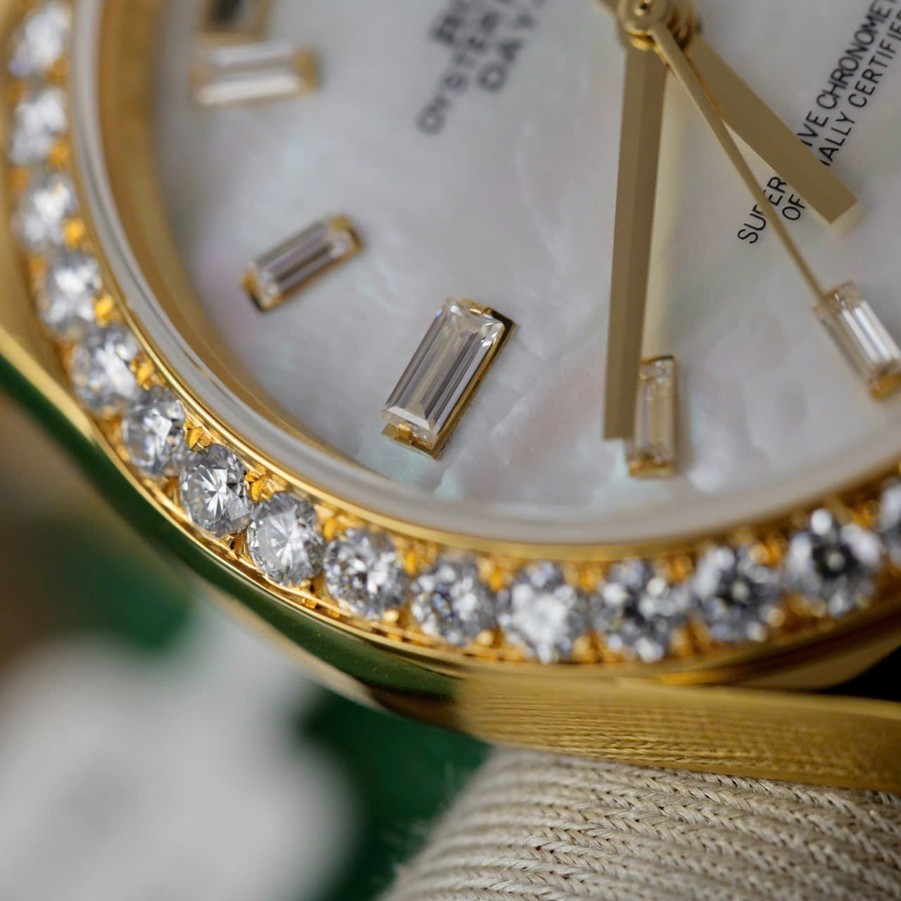 Đồng Hồ Rolex Day-Date 228348RBR-0046 Mặt Xà Cừ Trắng Cọc Số Moissanite Baguette Viền Moissanite Rep 1:1 V3 GMF 40mm - Image 7