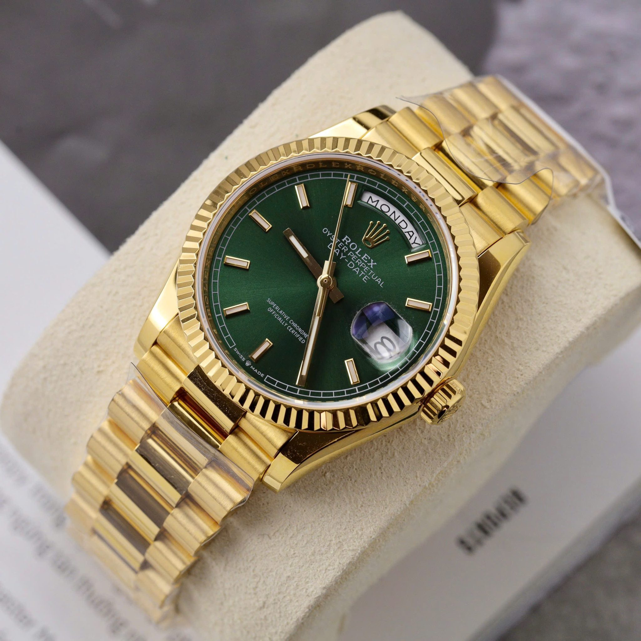 Rolex Day-Date 40 Green Luminous Dial 18K Yellow Gold Wrapped Best Replica 40mm - Image 3