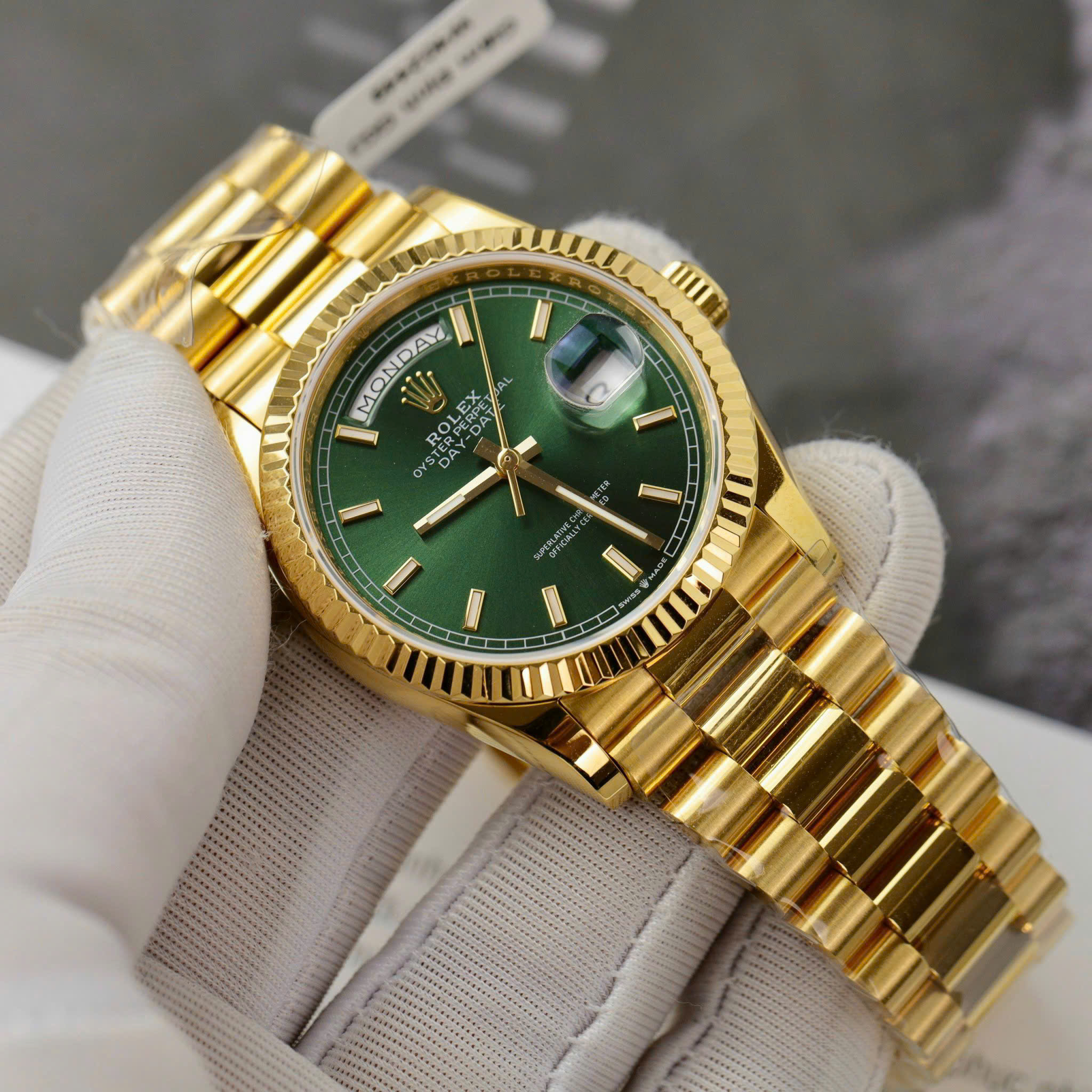 Rolex Day-Date 40 Green Luminous Dial 18K Yellow Gold Wrapped Best Replica 40mm - Image 4