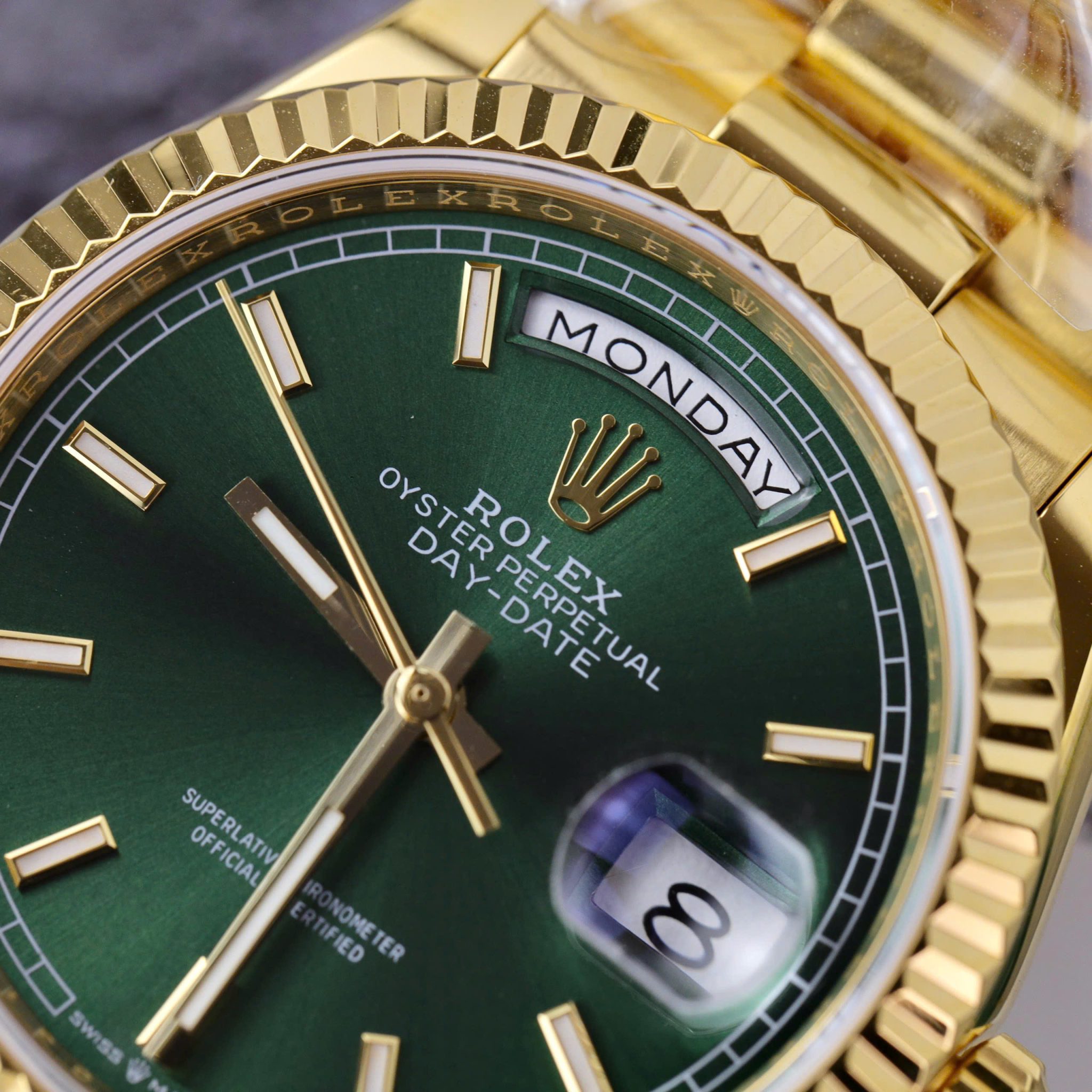 Rolex Day-Date 40 Green Luminous Dial 18K Yellow Gold Wrapped Best Replica 40mm - Image 5