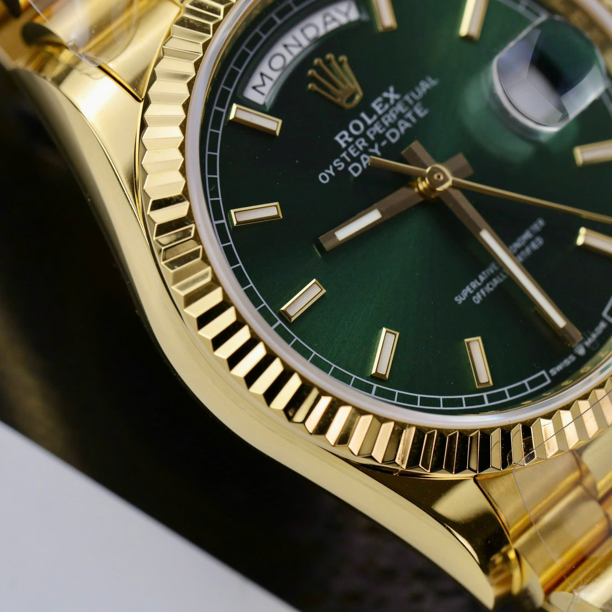 Rolex Day-Date 40 Green Luminous Dial 18K Yellow Gold Wrapped Best Replica 40mm - Image 6