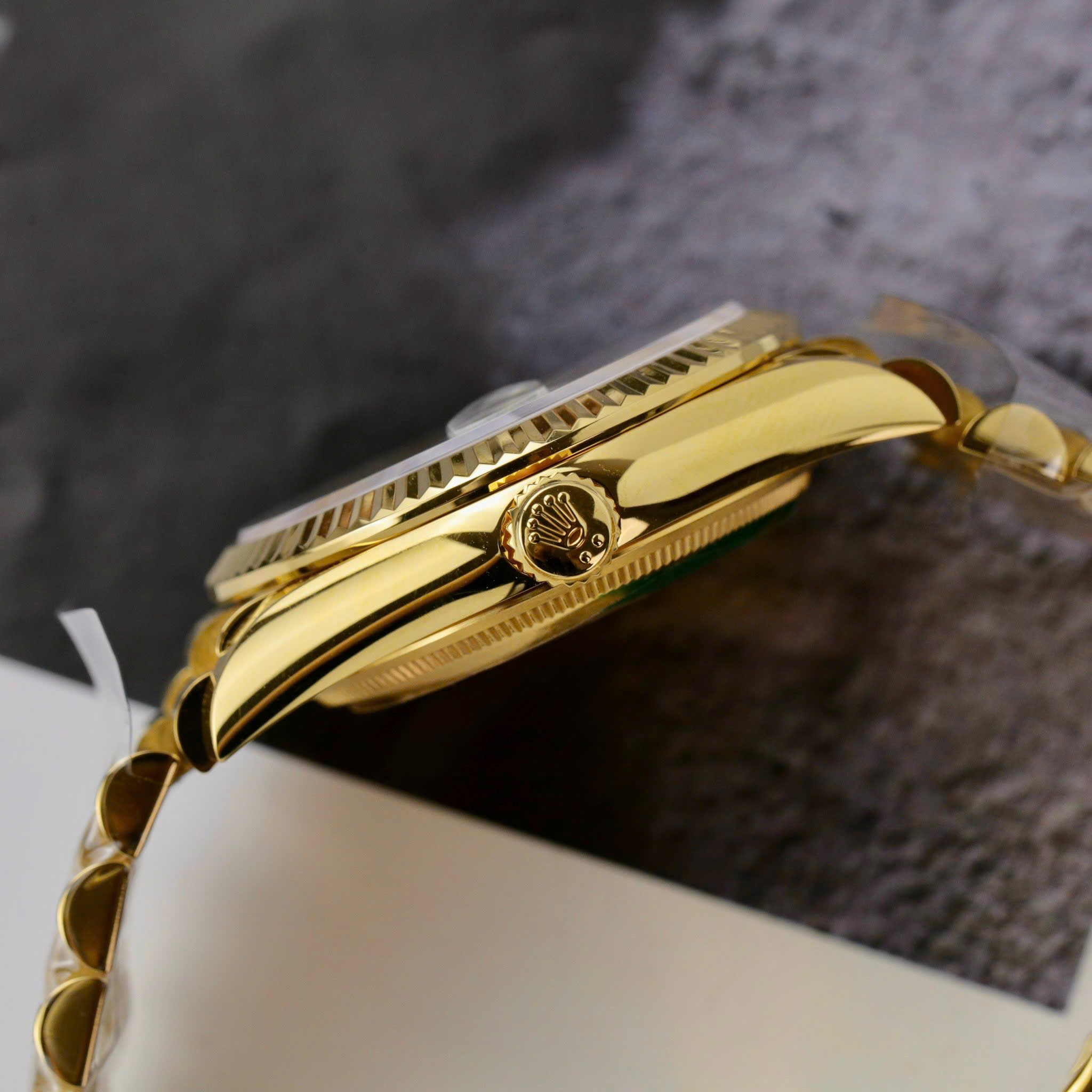 Rolex Day-Date 40 Green Luminous Dial 18K Yellow Gold Wrapped Best Replica 40mm - Image 7