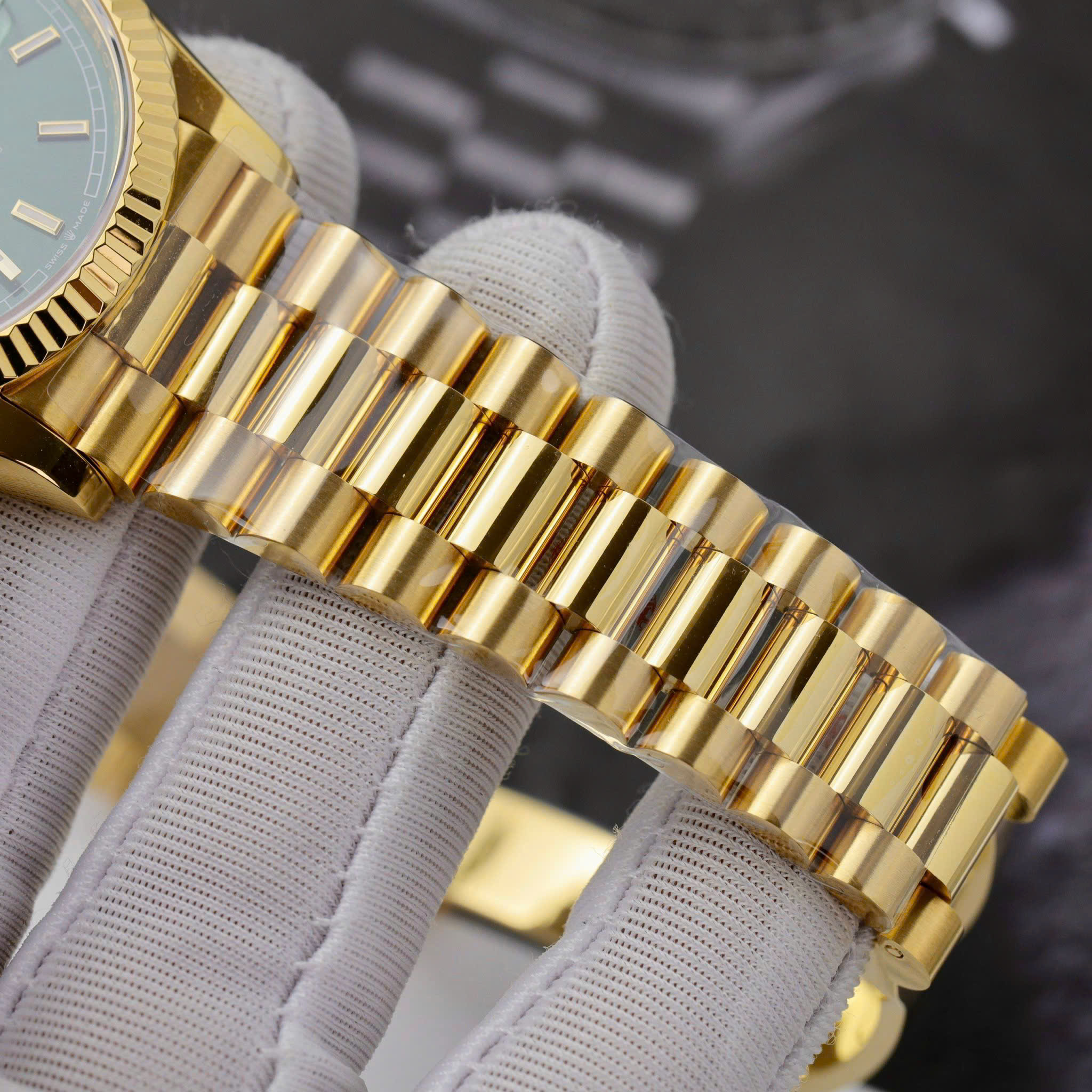 Rolex Day-Date 40 Green Luminous Dial 18K Yellow Gold Wrapped Best Replica 40mm - Image 8